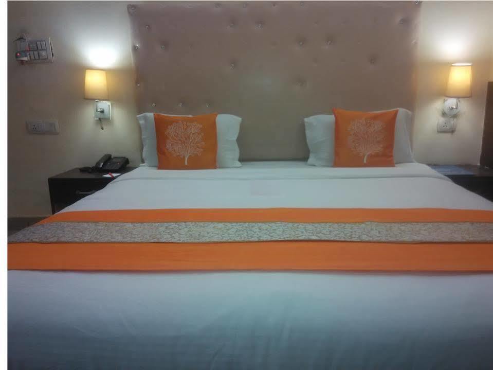 Lazeez Hotel New Delhi Exterior foto